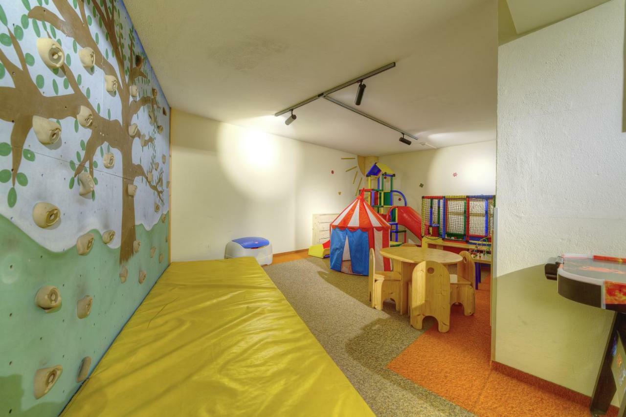 Aparthotel Dorfplatzl Garni Tux Esterno foto